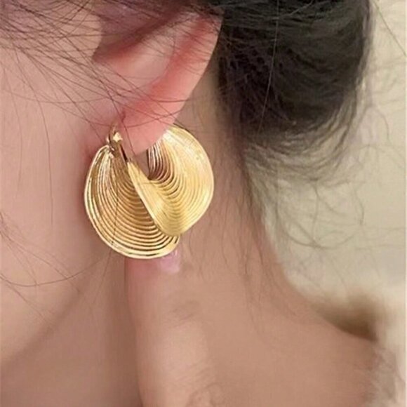 Gold Women's 1 Pair European Trend Metal Geometric Earrings - Picture 3 of 6